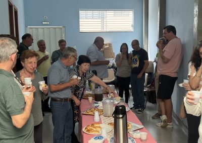 Participantes do evento Curso de Orientação ao Expositor Espírita na U.E. Paschoal Grossi no momento do café